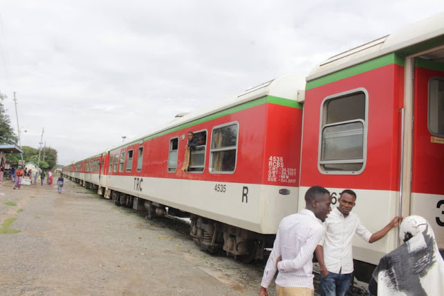 DC KATAMBI AMALIZA CHANGAMOTO YA ABIRIA WALIOKWAMA NA TRENI KUTOKEA KIGOMA