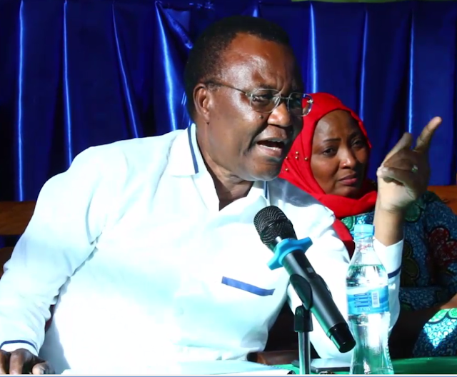 KIJANA WA KAZI AMUIBIA BOSI WAKE HATI NA KUIKOPEA