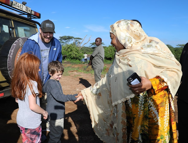 MAKAMU WA RAIS MHE. SAMIA AWATAKIA HERI YA CHRISTMAS WATOTO RAIA WA KIGENI