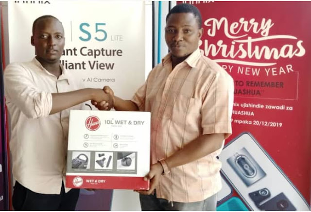 Infinix KUKABIDHISHA ZAWADI KWA WASHINDI WA PROMOTION YA DECEMBER TO REMEMBER KISHUASHUA