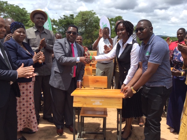 BENKI YA CRDB YAKABIDHI MADAWATI 240 KWA SHULE SITA WILAYANI CHUNYA, MBEYA