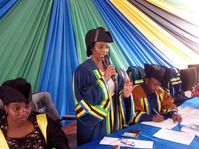 WAJUMBE BARAZA LA MADIWANI HALMASHAURI YA ARUSHA DC WAWANYOOSHEA KIDOLE BAADHI YA WAFANYAKAZI WAZEMBE UKUSANAYAJI MAPATO