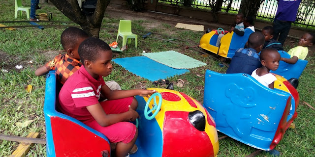 WATOTO WENYE UHITAJI WAKARIBISHA SIKUKUU YA KRISMAS KIMICHEZO