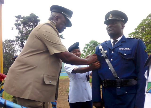 JESHI LA POLISI MKOA WA ARUSHA LAMFUKUZA KAZI ASKARI WAKE NA KUMPANDISHA CHEO MWINGINE