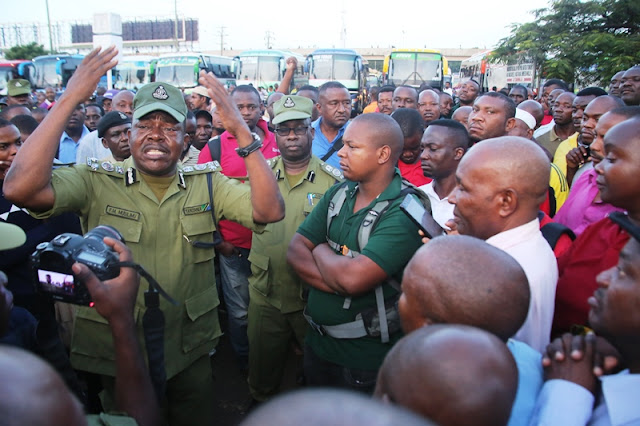 JESHI LA POLISI LAWATAKA MADEREVA WA MABASI YANAYOKWENDA MIKOANI KUWA WAANGALIFU