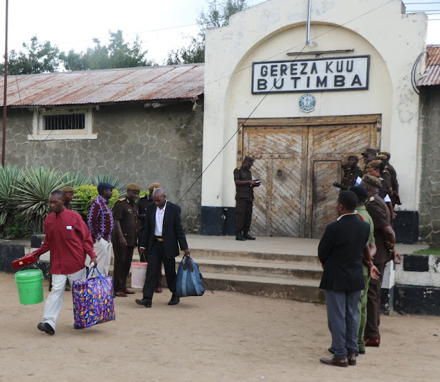 WAFUNGWA 79 WA GEREZA KUU BUTIMBA WALIONUFAIKA NA MSAMAHA WA RAIS WAACHILIWA LEO JIJINI MWANZA