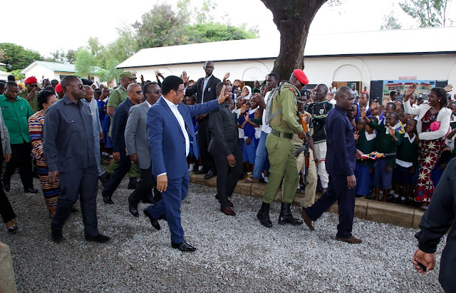 WAZIRI MKUU KASSIM MAJALIWA, ATEMBELEA SHULE YA MSINGI ALIYESOMA MWALIMU JULIUS NYERERE