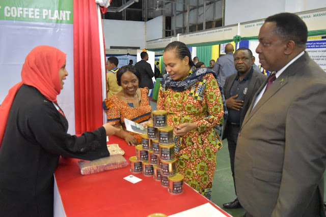 WAZIRI KAIRUKI ATEMBELEA MAONESHO YA NNE YA BIDHAA ZA VIWANDA VYA TANZANIA
