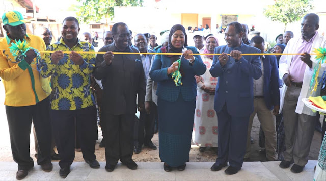 MAKAMU WA RAIS AWEKA JIWE LA MSINGI MRADI WA UJENZI HOSPITALI YA MAMA NA MTOTO,KIVUNGE MKOA WA KASKAZINI UNGUJA.