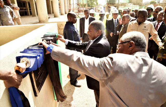 RAIS WA ZANZIBAR DK.SHEIN AWEKA JIWE LA MSINGI JENGO LA MICHEZANI MALL NA LA SHEIKH THABIT KOMBO MICHEZANI IKIWA NI SHAMRA SHAMRA ZA MIAKA 56 YA MAPINDUZI YA ZANZIBAR.