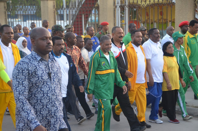 RAIS DK SHEIN AONGOZA WANAVIKUNDI KATIKA TAMASHA LA SITA LA MATEMBEZI NA MAZOEZI ZANZIBAR.