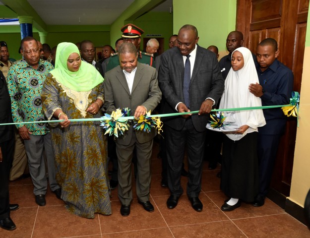RAIS WA ZANZIBAR DK. SHEIN AFUNGUA JENGO LA SKULI YA BIASHARA MOMBASA ZANZIBAR KATIKA SHAMRASHAMRA ZA MIAKA 56 YA MAPINDUZI YA ZANZIBAR.
