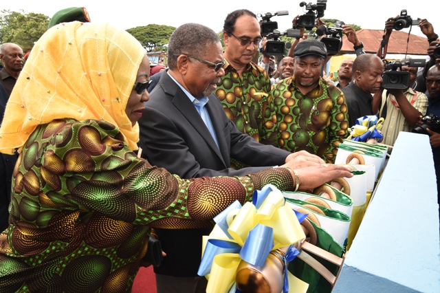 RAIS WA ZANZIBAR DK SHEIN AFUNGUA MRADI WA MAJI NA USAFII WA MAZINGIRA MKOA WA MJINI MAGHARIBI SHAMRASHAMRA ZA MIAKA 56 YA MAPINDUZI YA ZANZIBAR
