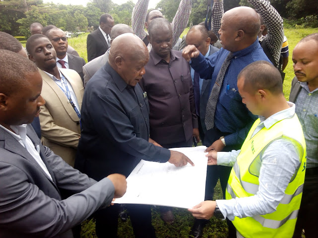 WAZIRI KAMWELE AKABIDHI ENEO LA KIWANJA KWA AJILI UJENZI WA MAKAO MAKUU YA MASHIRIKA YA POSTA AFRIKA