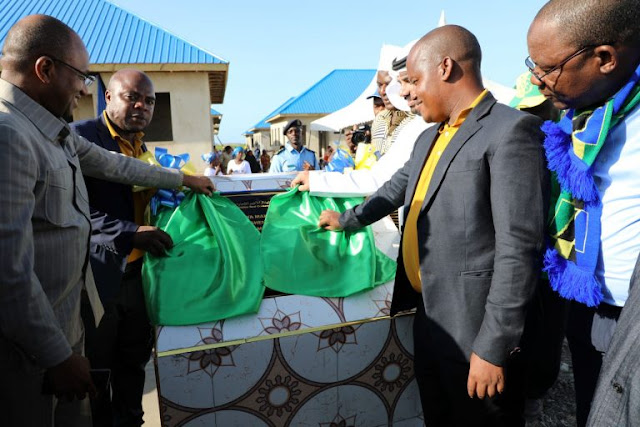 WAZIRI DKT HUSSEIN ALI MWINYI AWEKA JIWE LA MSINGI NYUMBA ZA WAATHIRIKA WA MAAFA ZANZIBAR