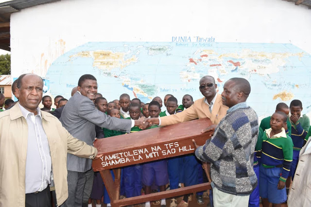 SHAMBA LA MITI SAOHILI WAKABIDHI MADAWATI KWA SHULE YA MSINGI MBALWE WILAYANI MUFINDI