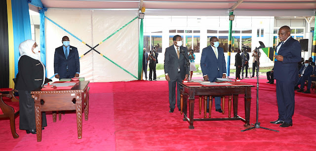 Shuhudia hapa Mhe.Rais Samia akiwaapisha Mawaziri wapya leo,wapo Mhe.Ridhiwani Kikwete,Mhe.Ummy Nderiananga,Mhe.Anthony Mavunde,Mhe.Nape Nnauye na wengine..