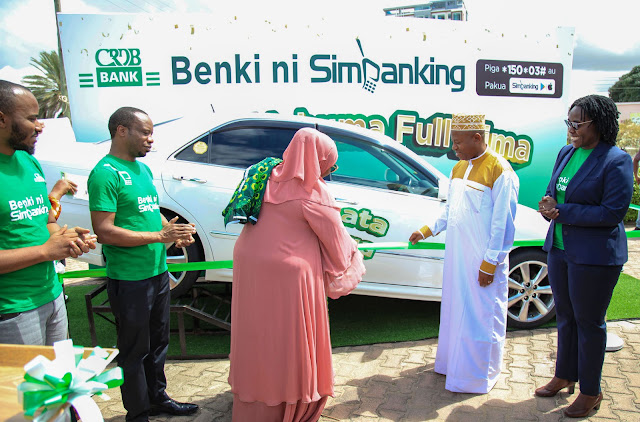 BENKI YA CRDB YAKABIDHI GARI AINA YA CROWN KWA MSHINDI WA KAMPENI YA SIM BANKING