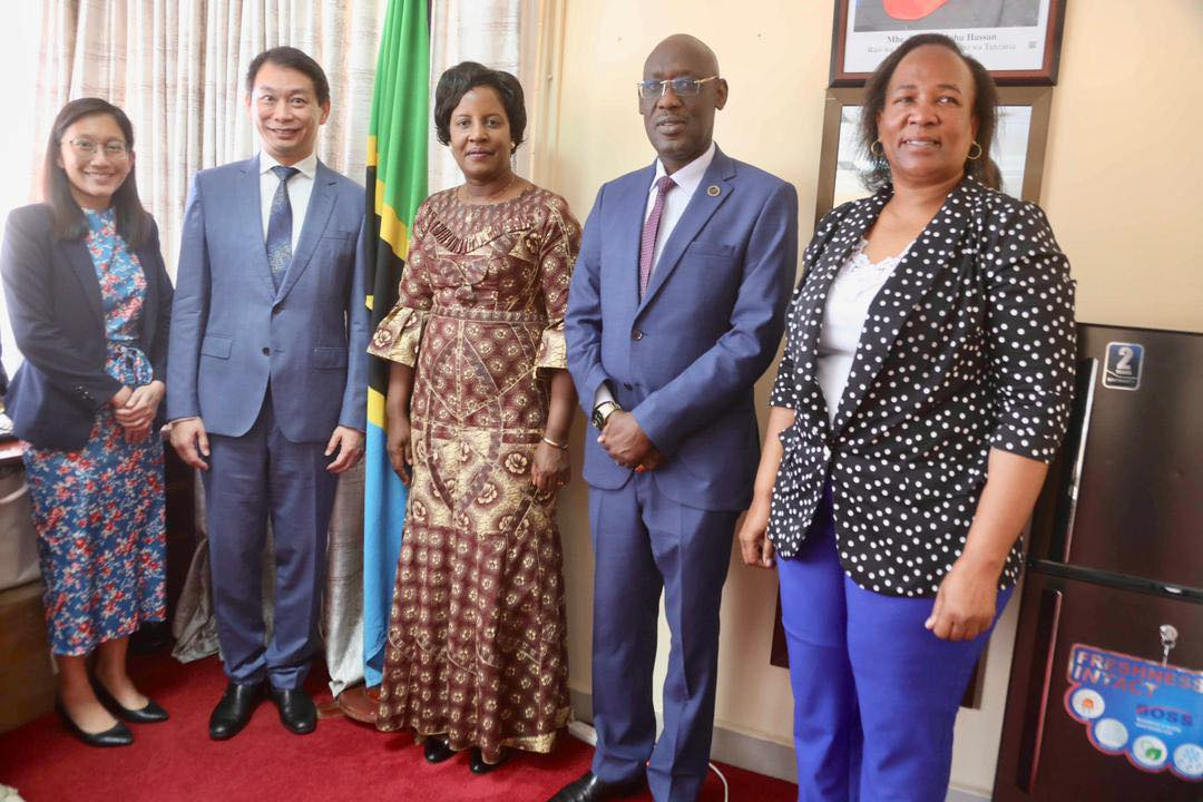RC Dodoma  akutana na Kufanya Mazungumzo na Balozi wa Singapore Nchini,Jionee hapa