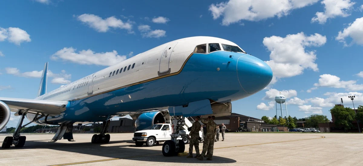 Haya hapa Mambo Kumi Usiyoyajua Kuhusu NDEGE ya Air Force Two Iliyomleta Tanzania Makamu wa Rais wa Marekani Kamala Harris