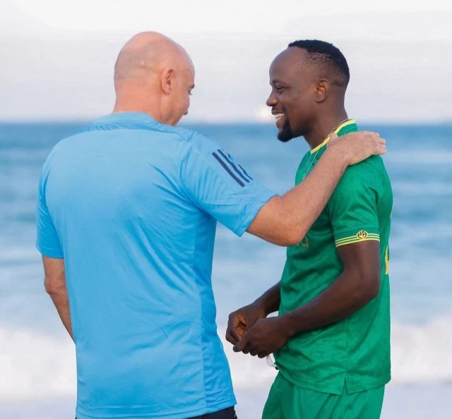 Kocha Gamondi Ampa TANO Mchezaji Cloutas Chama