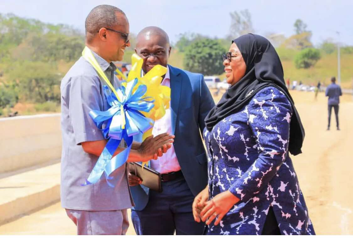 PICHA YA SIKU:Shuhudia Mtendaji Mkuu wa TARURA alipovishwa Maua yake na Rais Samia