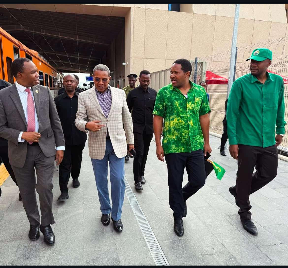 HABARI PICHA: Rais  Mstaafu Kikwete alivyowasili SGR  Dar kuelekea Dodoma