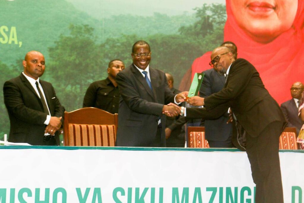 Dk.Mpango aikabidhi TPDC Tuzo ya kutambua mchango wao katika kuhifadhi na kutunza mazingira